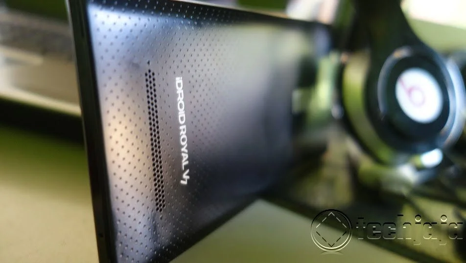 iDroid V7 review sideshot