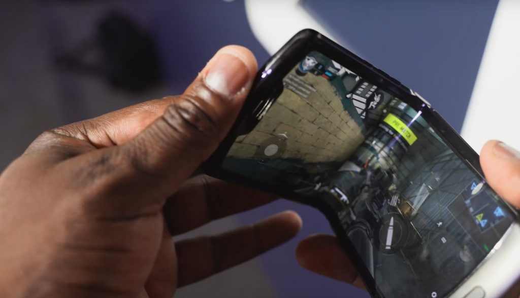 Moto Razr vs Samsung Galaxy Fold_ The Moto Razr Gaming